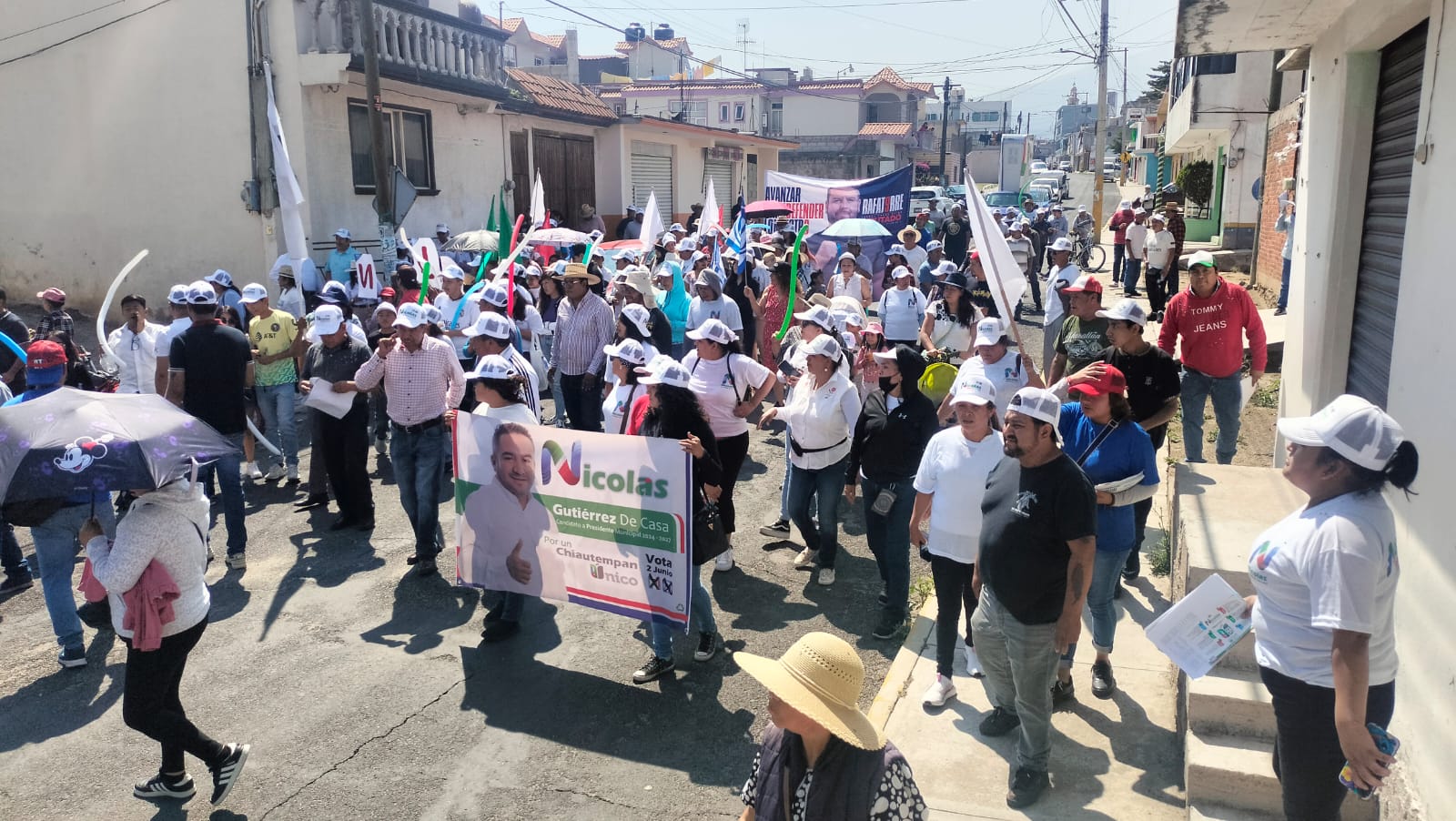 Con bombo y platillos reciben a 'Nico' en su natal Cuahuixmatlac
